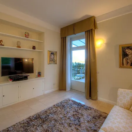 Βίλα Sleeps 10 Pool Air Con Wifi Μπαβένο