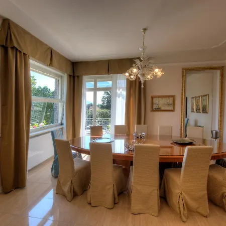 Sleeps 10 Pool Air Con Wifi Μπαβένο